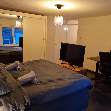 Cosy & Modern 3 Bedroom House Close To The *