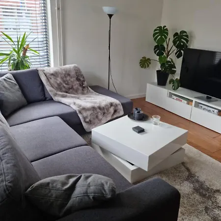 Cosy & Modern 3 Bedroom House Close To The Holiday home *