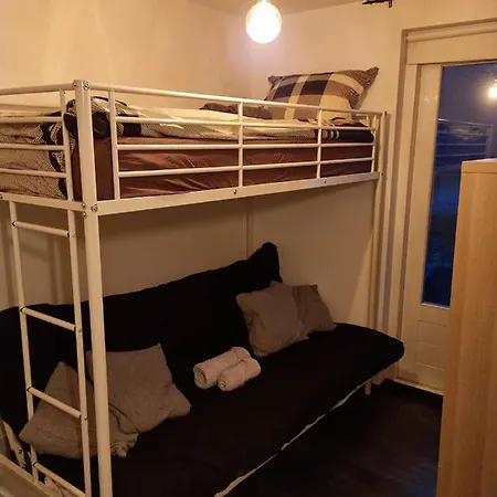 Cosy & Modern 3 Bedroom House Close To The *