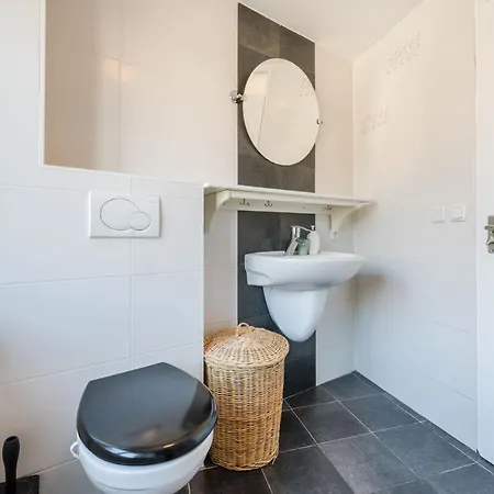 Cosy & Modern 3 Bedroom House Close To The Holiday home *